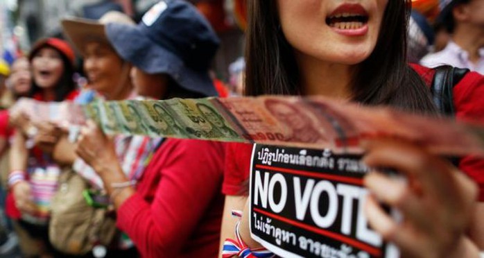 Những người biểu tình phản đối bỏ phiếu trong cuộc tuần hành qua khu phố người Hoa tại Bangkok. Ảnh: Reuters