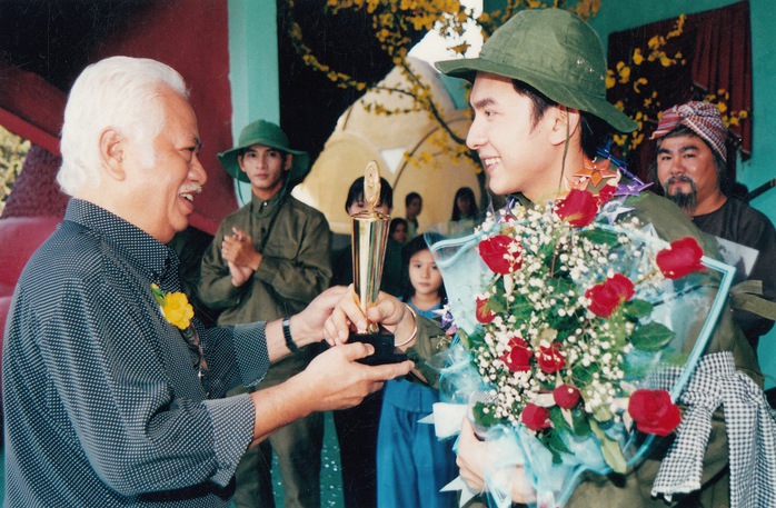 Hạnh phúc trong khoảnh khắc nhận cúp Mai Vàng Hạnh phúc trong khoảnh khắc nhận cúp Mai Vàng