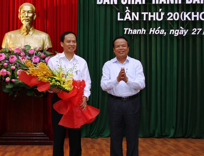 Ông Trịnh Văn Chiến (bìa trái) được bầu giữ chức Bí thư Tỉnh ủy Thanh Hóa
