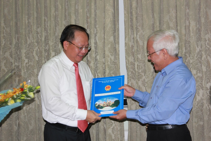 Chủ tịch UBND TP HCM Lê Hoàng Quân trao quyết định bầu bổ sung chức vụ Phó Chủ tịch UBND TP nhiệm kỳ 2011-2016 của Thủ tướng Chính phủ cho ông Tất Thành Cang,