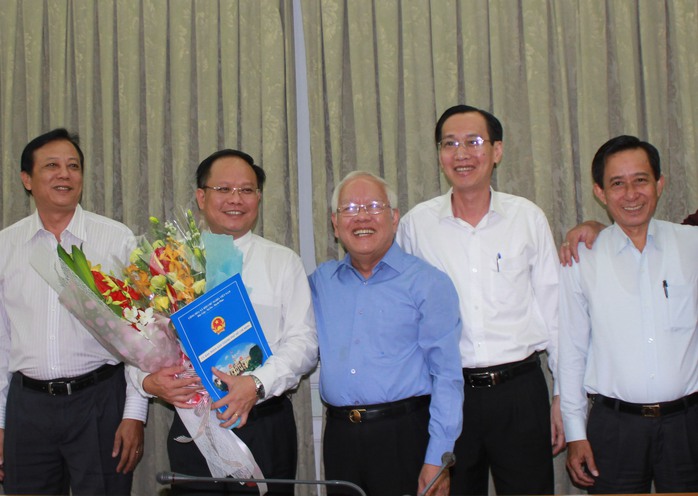 Chủ tịch UBND TP HCM Lê Hoàng Quân chúc mừng tân Phó Chủ tịch Tất Thành Cang