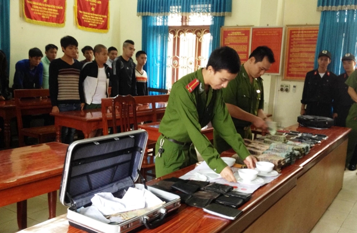 Các con bạc và số tang vật được đưa về trụ sở Công an tỉnh Ninh Bình để điều tra, làm rõ