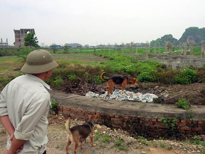 Người đàn ông chuyên dẫn khách đi xem nhà và đất trong khu đô thị này cho biết còn một số lô đất khác 200m2 cũng có giá 1,6 tỉ đồng. Người đàn ông chuyên dẫn khách đi xem nhà và đất trong khu đô thị này cho biết còn một số lô đất khác 200m2 cũng có giá 1,6 tỉ đồng.