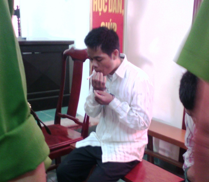 Trước khi giết 5 phu trầm, Hồ Văn Công cho các nạn nhân hút thuốc, giờ trước khi nghe tòa tuyên án Công cũng run run hút thuốc