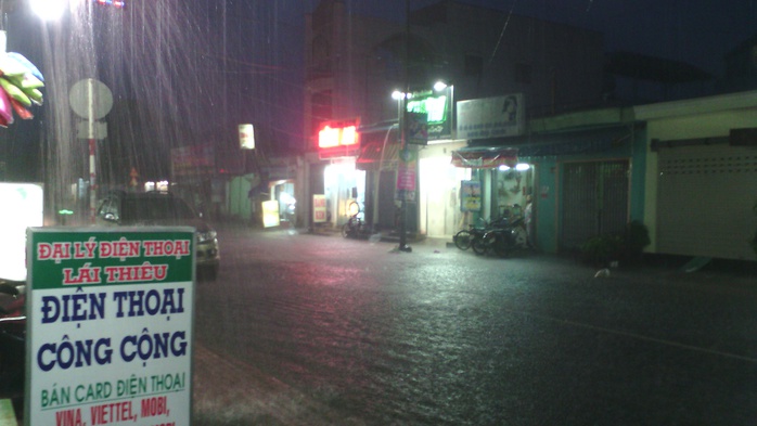 Cơn mưa trong vòng 30 phút tối 29-6, đã gây ngập nặng tại thị xã Thuận An, tỉnh Bình Dương