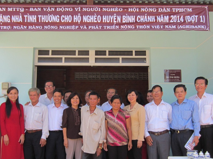 Đại diện của Agribank và các đoàn thể trao nhà tình thương cho nông dân ở huyện Bình Chánh, TP HCM.