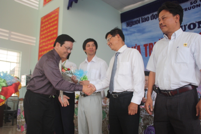 Ông Nguyễn Văn Tín tặng hoa cho đại diện ban tư vấn, sở GD-ĐT và nhà tài trợ