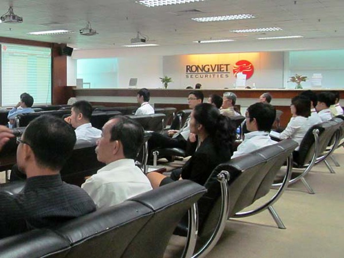 Dân chứng khoán vẫn kiên trì bám sàn. Ảnh chụp tại Công ty chứng khoán Rồng Việt sáng 21-7. Dân chứng khoán vẫn kiên trì bám sàn. Ảnh chụp tại Công ty chứng khoán Rồng Việt sáng 21-7.