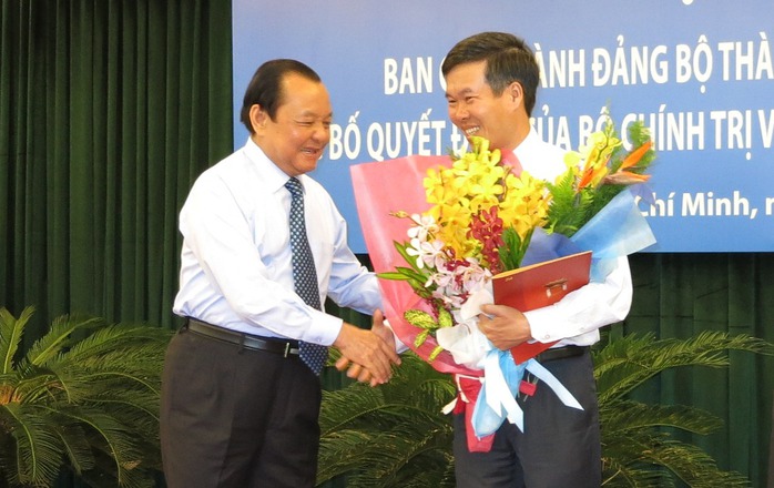 Ông Lê Thanh Hải, Ủy viên Bộ Chính trị, Bí thư Thành ủy TP HCM chúc mừng ông Võ Văn Thưởng nhận nhiệm vụ mới