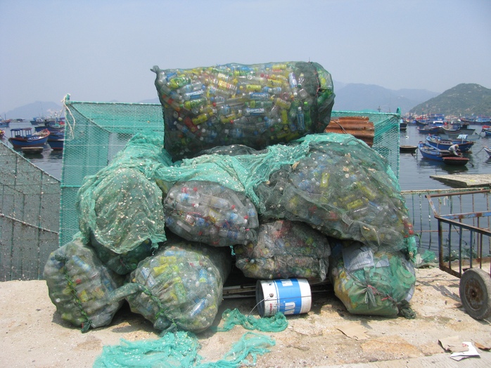 Các loại chai lọ, rác thải được thu thập rất kỹ