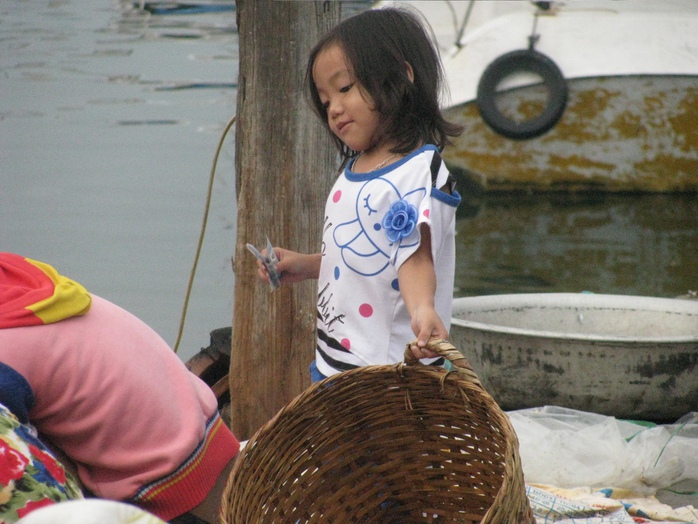 Trẻ em ở chợ cá...