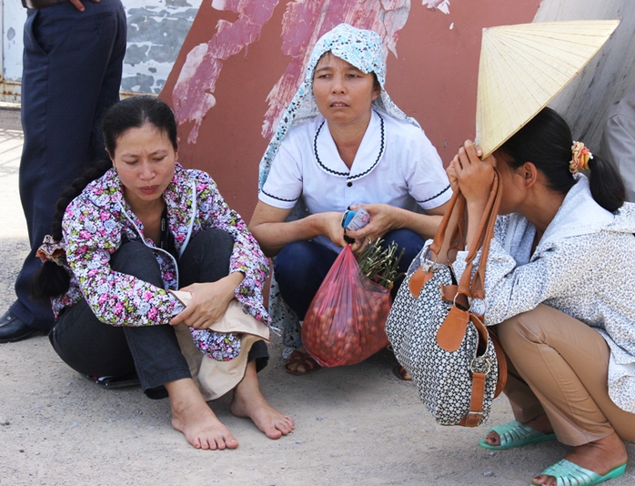 Phụ huynh ở Thanh Hóa đội nắng chờ con làm bài