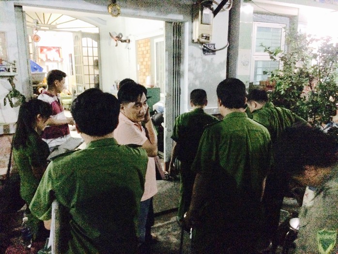 Công an đến khám nghiệm hiện trường tại nhà 21/58 Lê Ngã, phường Phú Trung, quận Tân Phú, sau khi xảy ra vụ giết người.