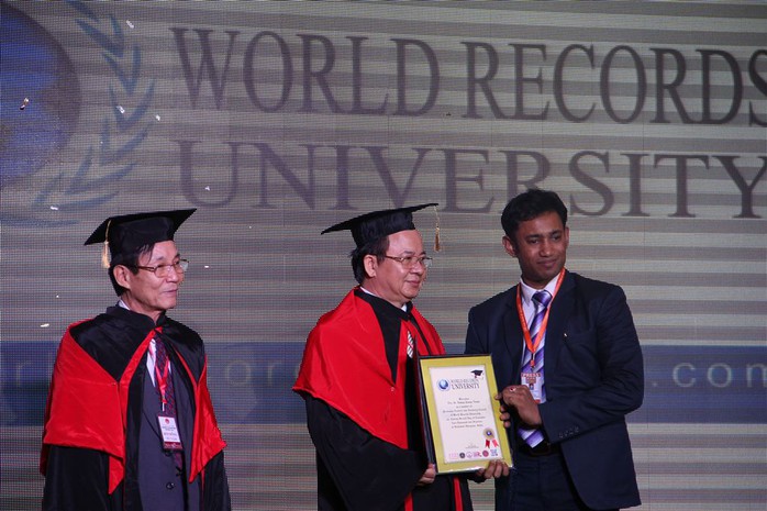 Luật sư Nguyễn Văn Viễn và giáo sư Hoàng Quang Thuận nhận bằng chứng nhận trở thành cố vấn của WRU (Đại học kỷ lục thế giới) từ ông Biswaroop Roy Chowdhury