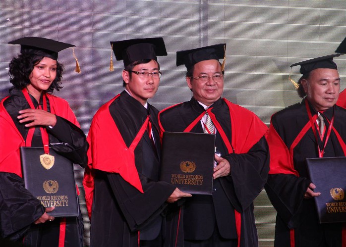 Ông Dương Duy Lâm Viên (thứ 2 từ trái sang) cùng nhạc sĩ Vũ Đình Ân (thứ 3 từ trái sang) nhận bằng Tiến sĩ danh dự cùng các kỷ lục gia của Ấn Độ 
