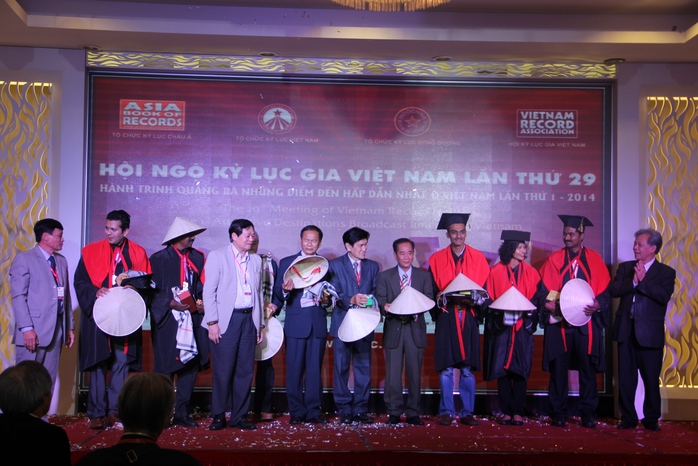Các vị khách Ấn Độ, Lào, Campuchia nhận quà lưu niệm Việt Nam