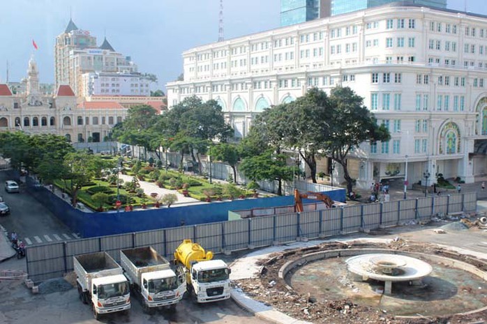 Rao chắn xây dựng ga ngầm của tuyến Metro số 1 trên đường Lê Lợi khiến các cửa hàng xung quanh ế ẩm Rao chắn xây dựng ga ngầm của tuyến Metro số 1 trên đường Lê Lợi khiến các cửa hàng xung quanh ế ẩm