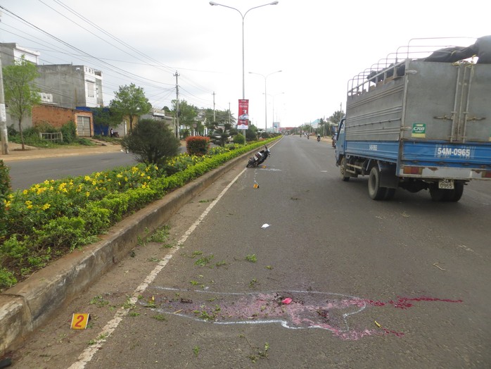 Hiện trường vụ sau khi xảy ra vụ tai nạn làm một thanh niên chết trên đường Lê Duẩn (TP Pleiku, Gia Lai)
