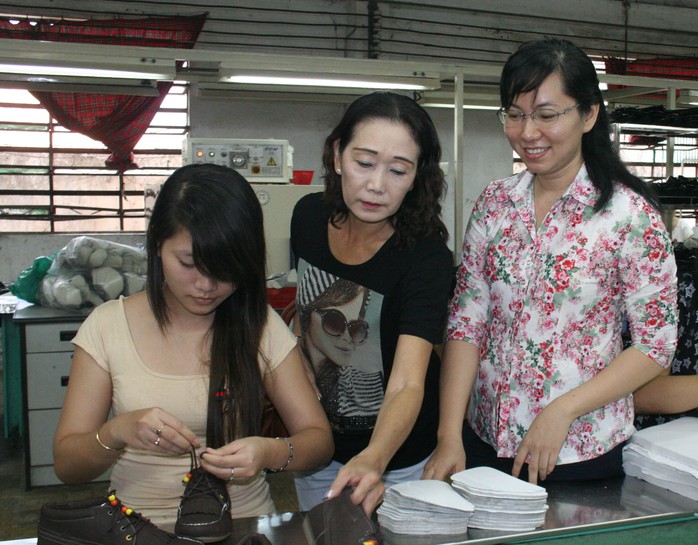 Bà Phan Thị Minh Thu (bìa phải), Chủ tịch Công đoàn Công ty Tích Hanh là một trong những cán bộ nữ công tiêu biểu tại quận Bình Tân, TP HCM