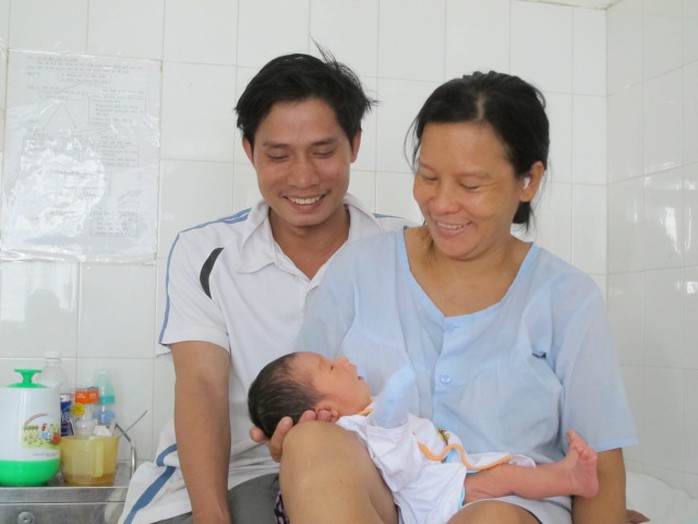 Vợ chồng chị Nguyễn Thị Minh Tâm hạnh phúc khi con được trở về