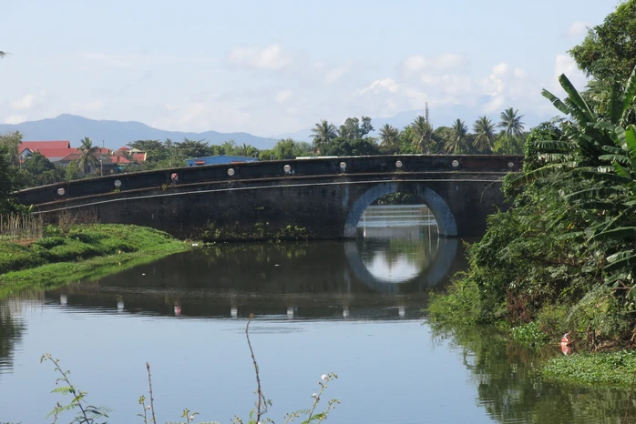 Một chiếc cầu cong cong duyên dáng