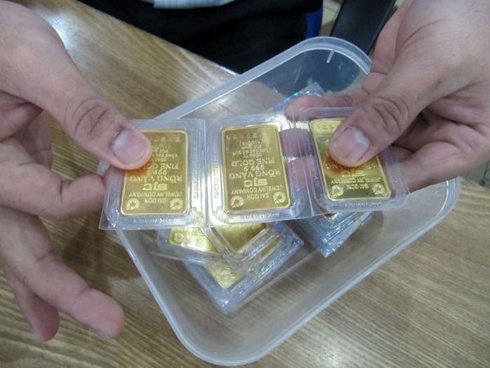 Chênh lệch giá vàng trong và ngoài nước bị kéo giãn hơn 4 triệu đồng/lượng