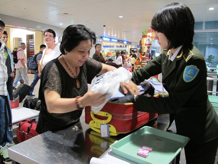 Các hộp dao lam trong hành lý