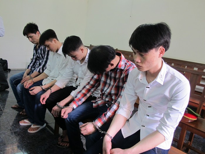 Nguyễn Ngọc Anh (áo trắng, bìa phải) cùng đồng bọn tại phiên sơ thẩm