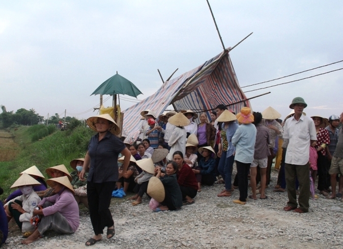 Hàng trăm người dân ở các xã Yên Tâm, Yên Trung, huyện Yên Định (Thanh Hóa) dựng lều bao vây trại heo gây ô nhiễm