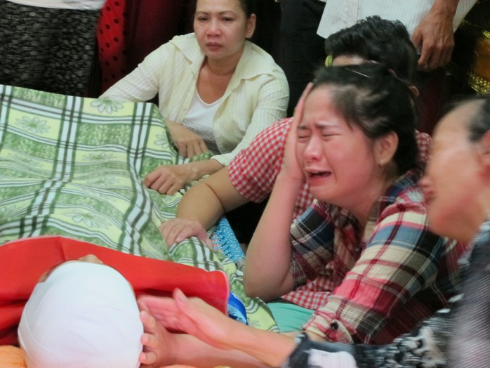 Người nhà nạn nhân Huỳnh Kim Bảo khóc ngất bên thi thể nạn nhân