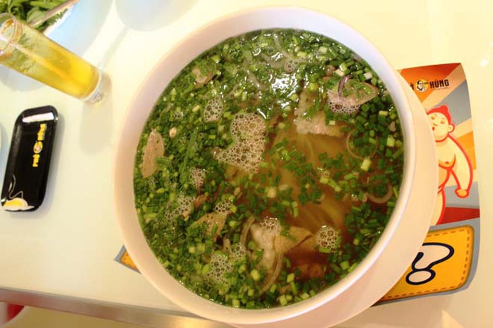 Tô phở khổng lồ, gấp 4 lần tô bình thường được bưng ra