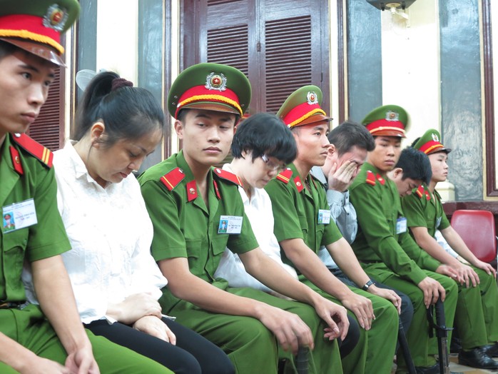 Huỳnh Thị Huyền Như (áo trắng, bên phải) cùng các đồng phạm trong phiên xét xử sáng 13-1