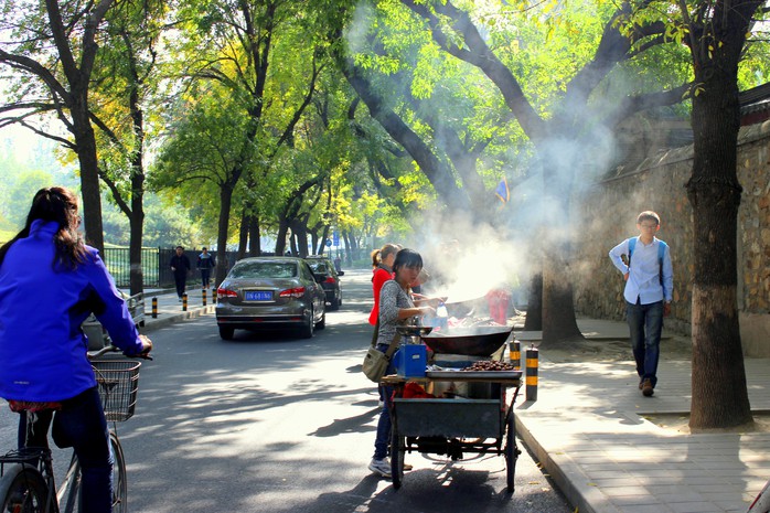 Những xe hạt dẻ nghi ngút khói trên đường phố Bắc Kinh