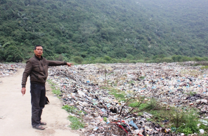 Ông Đinh Trong Kíp cho biết gần 10 năm nay dân ăn không ngon, ngủ không yên vì bãi rác gây ô nhiễm