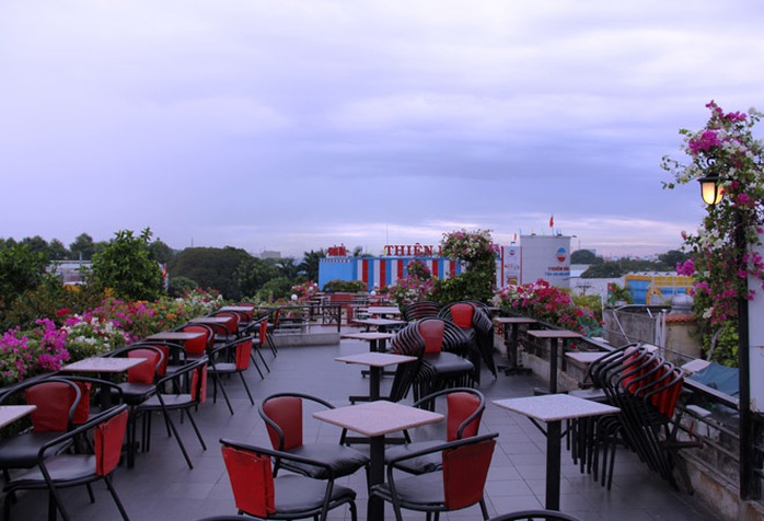 Những quán cà phê được đầu tư khá đơn giản nhưng giá bán thuộc loại cao vì chi phí thuê mặt bằng lớn