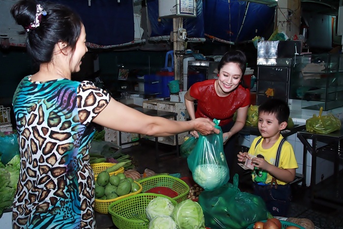 Thanh Thúy cùng con trai đi dạo chợ Bến Thành