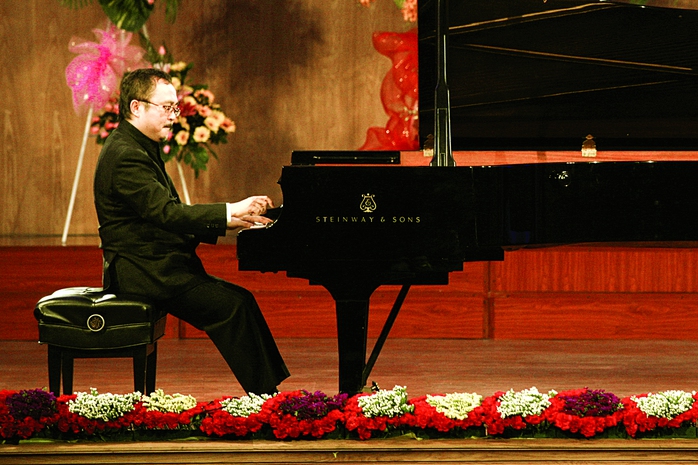 Danh cầm Đặng Thái Sơn biểu diễn tại Liên hoan Piano quốc tế 2013 tổ chức ở Nhạc viện TP HCM. Ảnh: TRẦN GIA TIẾN