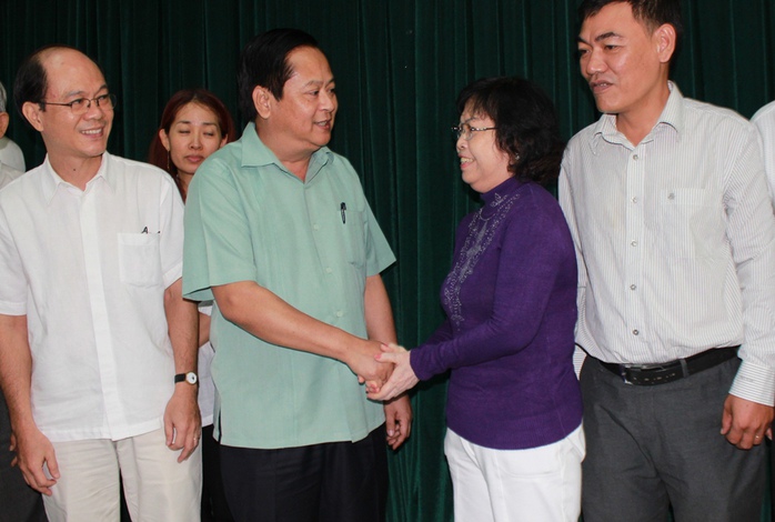 Phó Chủ tịch UBND TP HCM Nguyễn Hữu Tín (áo xanh) gặp gỡ các hộ dân.