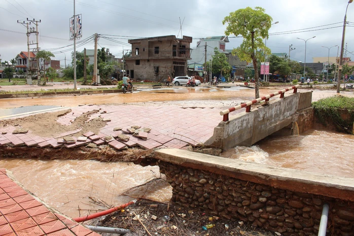 tang hoang sau sự cố vỡ đập