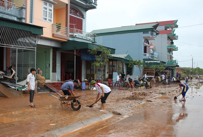 người dân đang tích cực quét dọn sau khi nước rút