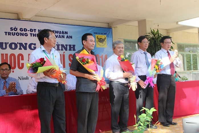Phó Tổng Biên tập Báo Người Lao Động tặng hoa cho các đơn vị phối hợp hỗ trợ