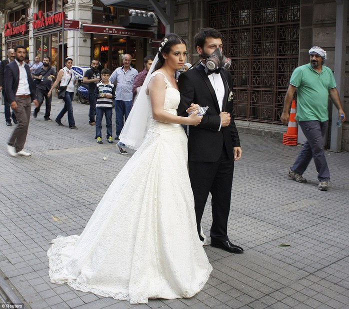 A newly married couple pose for their wedding picture at Istiklal street near Taksim square in Istanbul June 2, 2013 after three days of violent riots