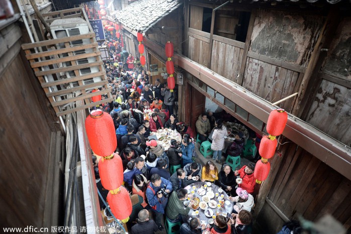热闹的民俗：重庆古镇摆“千米长宴” 一副碗筷从头吃到尾_图1-1