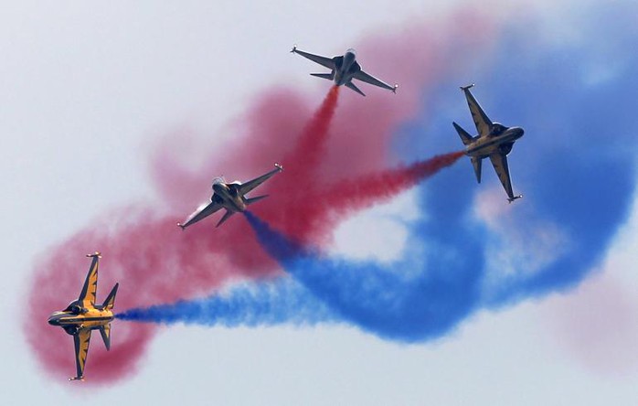 Đội bay “Đại bàng đen” (Black Eagle) của Hàn Quốc trình diễn. Ảnh: REUTERS