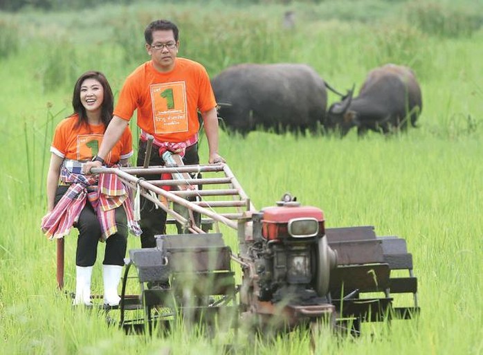 Bà Yingluck và cựu nghị sĩ đảng Pheu Thai Jirayu Huangsap cày ruộng trong chiến dịch tranh cử năm 2011.

Ảnh: Nation