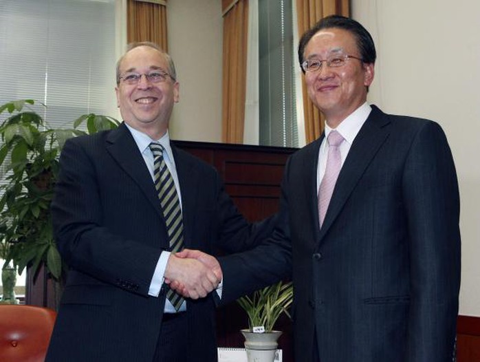 U.S. Assistant Secretary of State for East Asian and Pacific Affairs Daniel Russel (L) shakes hands with his South Korean counterpart Lee Kyung-soo during their meeting at the Foreign Ministry in Seoul January 26, 2014. REUTERS/Ahn Young-joon