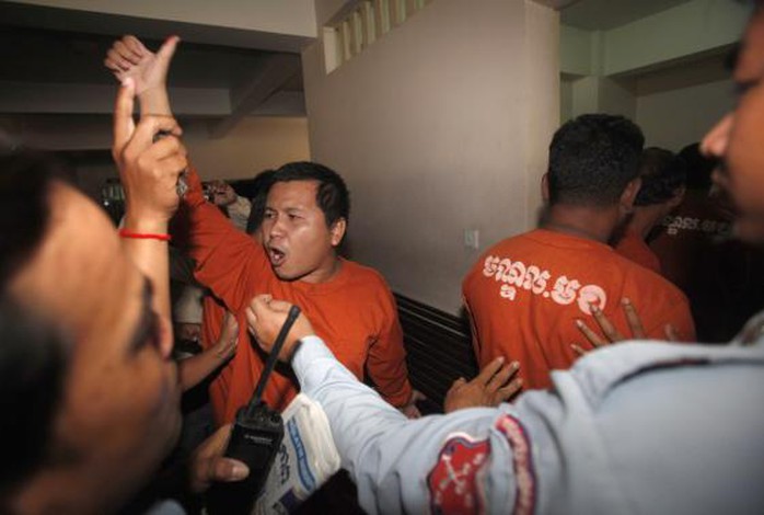 A man (C) convicted of plotting to overthrow the Cambodian government shouts after being sentenced at the Phnom Penh Municipal Court April 11, 2014. REUTERS-Samrang Pring