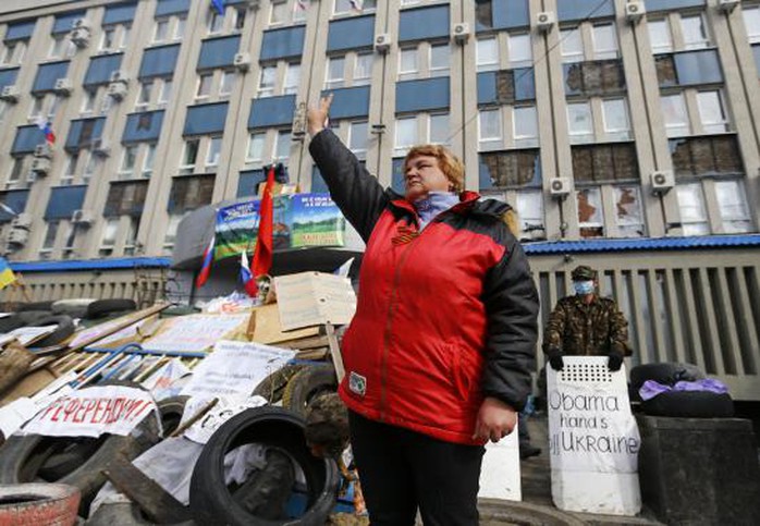 A pro-Russian protester gestures at a barricade in front of the seized office of the SBU state security service in Luhansk, in eastern Ukraine April 14, 2014. REUTERS-Shamil Zhumatov