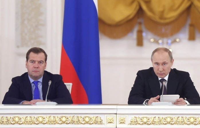 Tổng thống Nga Vladimir Putin (phải) và Thủ tướng Dmitry Medvedev Ảnh: ITAR-TASS