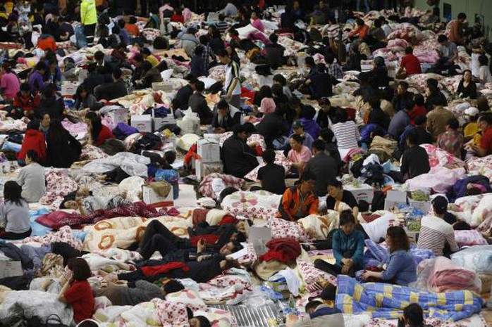 Family members of missing passengers who were on a South Korean ferry which capsized on Wednesday, wait for news of their family at a gym in Jindo April 17, 2014. REUTERS-Kim Hong-Ji